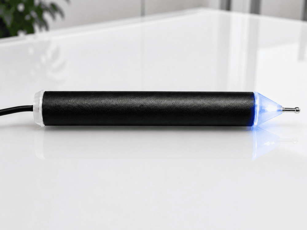 stylet allumé sur table en verre