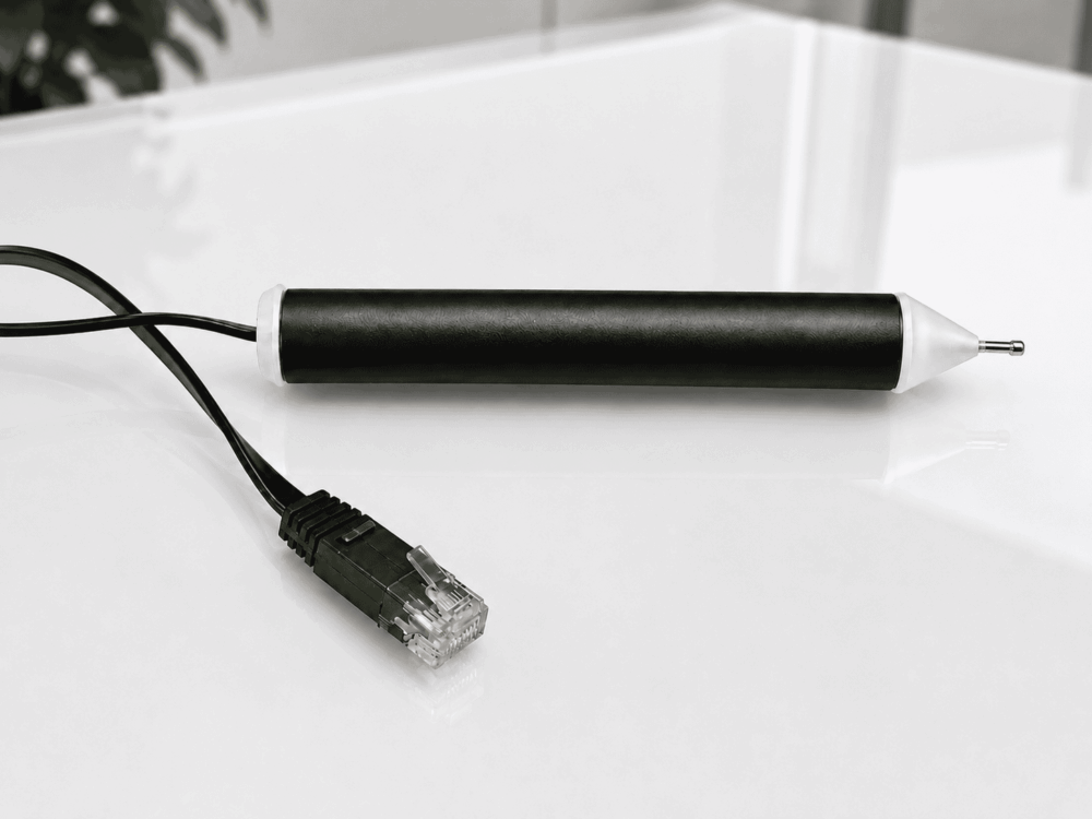 stylet sur table en verre blanche
